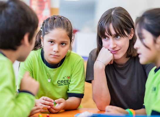 Profesora con alumnos de educación básica
