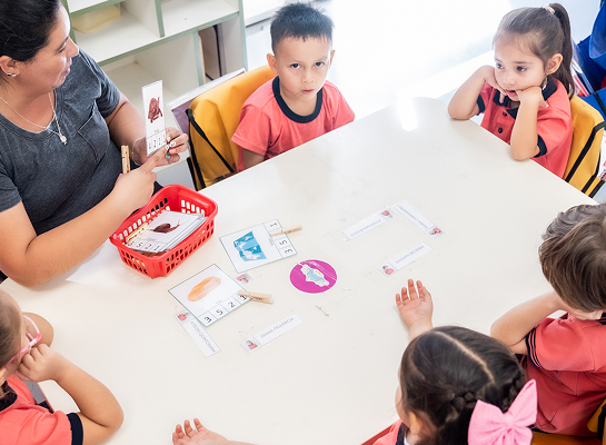 Profesora con alumnos de párvulo