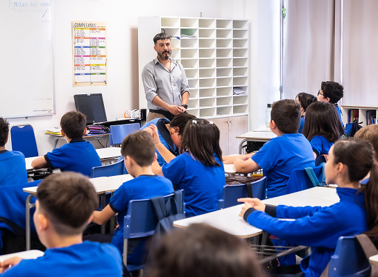 Profesor con alumnos en sala de computación